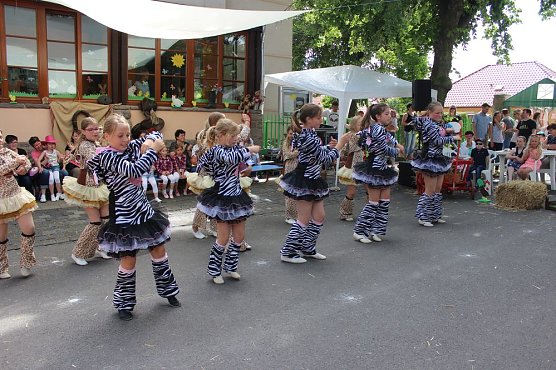 "Große Schweinerei" vor der Kindervilla (Foto: Karl-Heinz Herrmann) "Große Schweinerei" vor der Kindervilla (Foto: Karl-Heinz Herrmann)