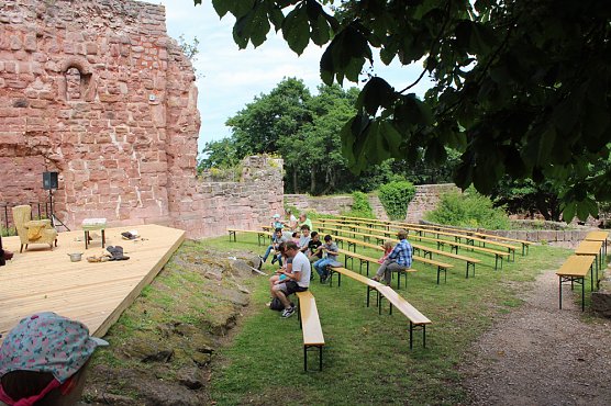 Kleinbühne am Kyffhäuser eingeweiht (Foto: Karl-Heinz Herrmann) Kleinbühne am Kyffhäuser eingeweiht (Foto: Karl-Heinz Herrmann)