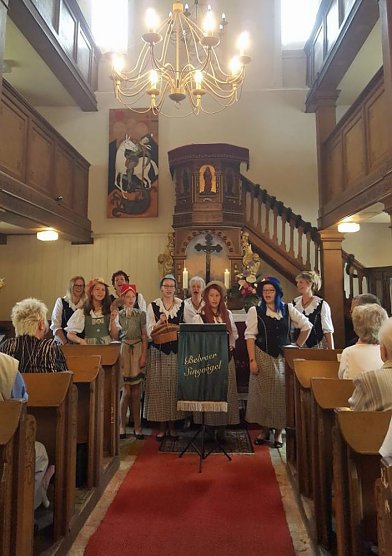 Jubelkonfirmation in der Kirche in Bebra (Foto: Bebraer Singv&ouml;gel)