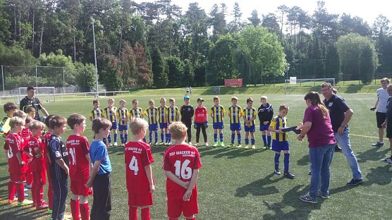 Neue Regenjacken und Sieg (Foto: Rico Gemsjäger) Neue Regenjacken und Sieg (Foto: Rico Gemsjäger)