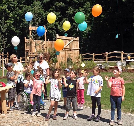 Die Schulanfänger nehmen Abschied von der Mäusegruppe (Foto: Claudia Hoffmann) Die Schulanfänger nehmen Abschied von der Mäusegruppe (Foto: Claudia Hoffmann)