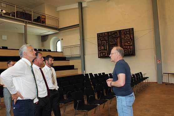 Zum Thema Stadtentwicklung informiert (Foto: Karl-Heinz Herrmann) Zum Thema Stadtentwicklung informiert (Foto: Karl-Heinz Herrmann)