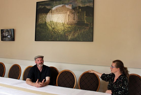 Sebastian Weise in einer Ausstellung (Foto: Karl-Heinz Herrmann)