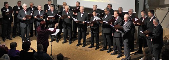 Gedenkstein wird enth&uuml;llt (Foto: Karl-Heinz Herrmann)