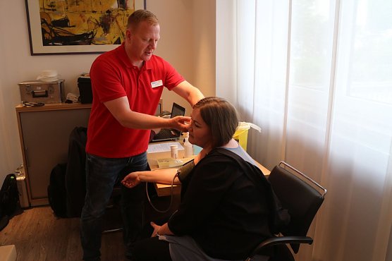 Blutspendekoordinator Sven K&ouml;hn und seine Kollegen decken fast 90% des regionalen Bedarfs (Foto: Angelo Glashagel)