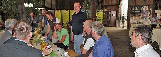 Th&uuml;ringens MP Ramelow zu Waldwildnis Possen (Foto: Karl-Heinz Herrmann)