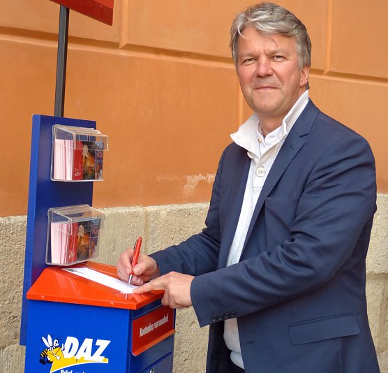 Festspiel-Postkarten gr&uuml;&szlig;en vom Schlosshof (Foto: Birgit Susemihl)