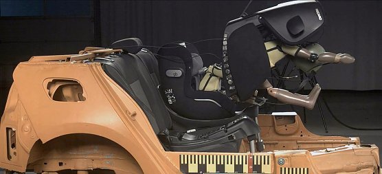 Zwei Kindersitze sind ein Sicherheitsrisiko (Foto: ADAC)