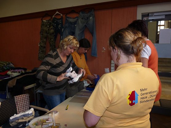 Teeniebasar (Foto: Karl-Heinz Herrmann) Teeniebasar (Foto: Karl-Heinz Herrmann)