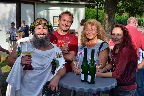 Jost Naumann als Weingott Bacchus bei der MBB (Foto: Mansfelder Bergwerksbahn, Marco Zeddel) Jost Naumann als Weingott Bacchus bei der MBB (Foto: Mansfelder Bergwerksbahn, Marco Zeddel)