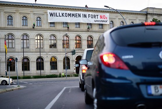 F&uuml;r bessere Luft in St&auml;dten demonstrieren Greenpeace-Aktivisten wenige Stunden vor Beginn des Dieselgipfels heute in Berlin (Foto: Mike Schmidt/Greenpeace)