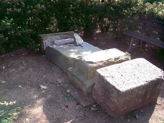 Gedenstein Artern zerst&ouml;rt (Foto: Klaus Henze)