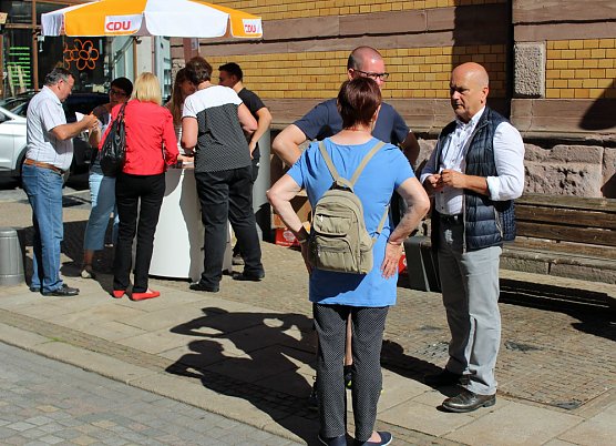 Mit Bürgern diskutiert Manfred Grund (Foto: Karl-Heinz Herrmann) Mit Bürgern diskutiert Manfred Grund (Foto: Karl-Heinz Herrmann)
