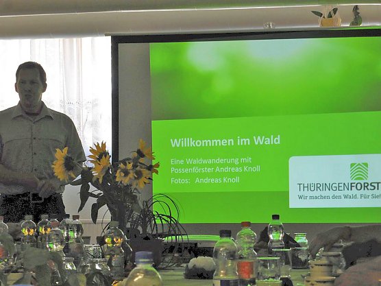 Revierf&ouml;rster mit bildlicher Wanderung (Foto: Dorothea Kieper)