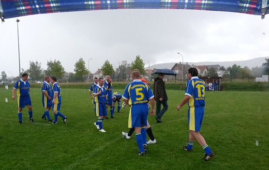 Promi-Kick (Foto: Karl-Heinz Herrmann)