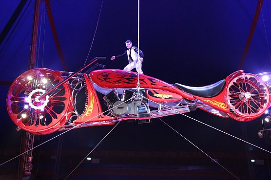 Crazy Wilson auf dem Todesrad (Foto: Circus Krone) Crazy Wilson auf dem Todesrad (Foto: Circus Krone)