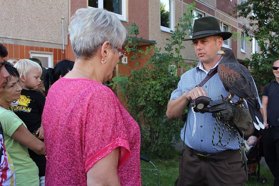 Falkner sorgte für Auflauf (Foto: Karl-Heinz Herrmann) Falkner sorgte für Auflauf (Foto: Karl-Heinz Herrmann)