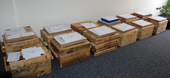 Informations- und Lernmaterial &uuml;bergeben (Foto: Karl-Heinz Herrmann)