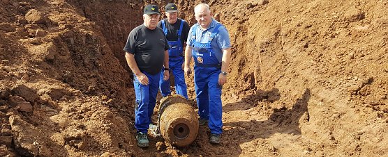 Von links: Werner Schmidt, Maik St&auml;dtler und Sprengmeister Andreas West entsch&auml;rften die 550-Kilo-Bombe (Foto: nnz)