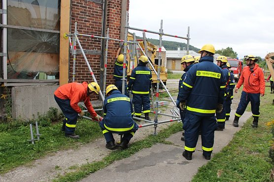 Am Gel&auml;nde des Eisenbahnvereines in der Erfurter Stra&szlig;e / Am Petersenschacht fand am sp&auml;ten Nachmittag eine Rettungsgro&szlig;&uuml;bung statt (<b>Update</b>)...  Die diesj&auml;hrigen Gro&szlig;&uuml;bung fand in der N&auml;he des Hauptbahnhofs in Sondershausen statt. Alle drei Jahr steht so eine Gro&szlig;&uuml;bung auf dem Plan. Waren es beim beim letzten Mal 30 Verletzte in einem Eisenbahnwaggon, waren dieses dieses Mal "nur" acht verl (Foto: Karl-Heinz Herrmann)