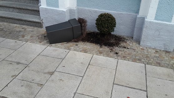  Und diesen Blumenk&uuml;bel vor der Stadtapotheke Sondershausen hat bestimmt nicht der Wind umgeworfen. (Foto: Karl-Heinz Herrmann)