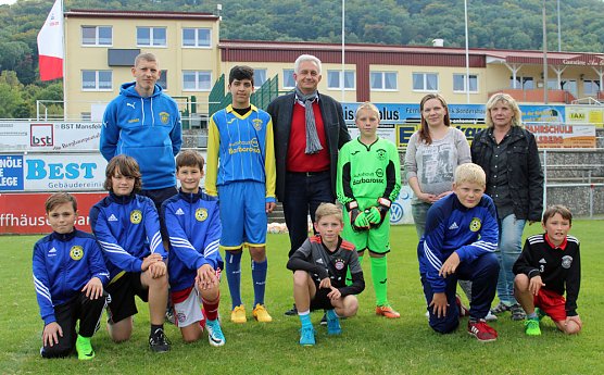 Neue Trikots f&uuml;r Eintracht Jugend (Foto: Karl-Heinz Herrmann)