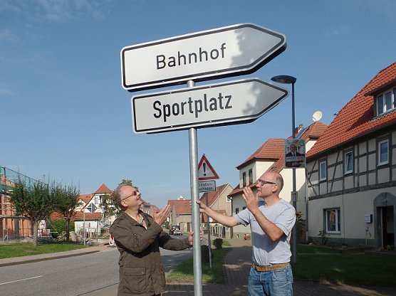 Unstrutbahn - letztes Bahnhofsschild aufgestellt (Foto: Interessengemeinschaft Unstrutbahn e.V.)