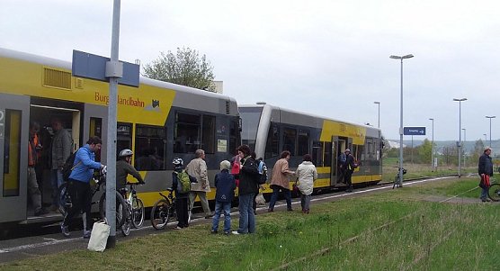 Unstrutbahn - letztes Bahnhofsschild aufgestellt (Foto: Interessengemeinschaft Unstrutbahn e.V.)