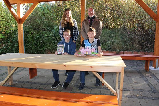 Tisch für Lesegarten (Foto: Karl-Heinz Herrmann) Tisch für Lesegarten (Foto: Karl-Heinz Herrmann)