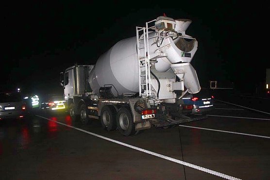 Polizei stoppt geklauten Betonmischer auf A 71 (Foto: Autobahnpolizei) Polizei stoppt geklauten Betonmischer auf A 71 (Foto: Autobahnpolizei)