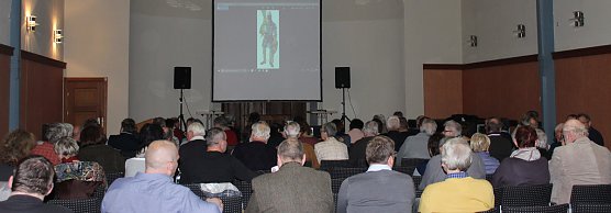 "Kriegerisch" AufgeSCHLOSSen (Foto: Karl-Heinz Herrmann) "Kriegerisch" AufgeSCHLOSSen (Foto: Karl-Heinz Herrmann)