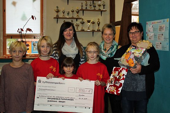 Scheckübergabe an die Elterninitiative krebskranker Kinder Jena e. V. (Foto: Jugendhaus Greußen) Scheckübergabe an die Elterninitiative krebskranker Kinder Jena e. V. (Foto: Jugendhaus Greußen)