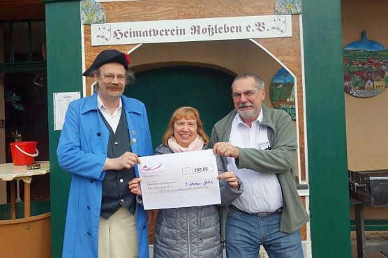 Heimatverein Roßleben erhält Spende (Foto: Die Linke) Heimatverein Roßleben erhält Spende (Foto: Die Linke)