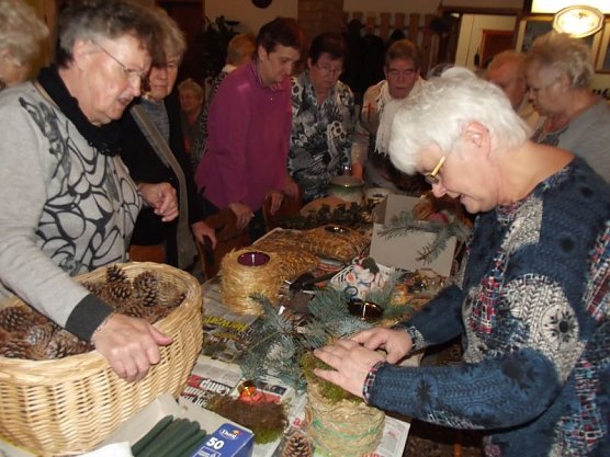 Basteln und Gratulation zur Ehrung mit der Thüringer Rose 2017 (Foto: Thomas Leipold) Basteln und Gratulation zur Ehrung mit der Thüringer Rose 2017 (Foto: Thomas Leipold)