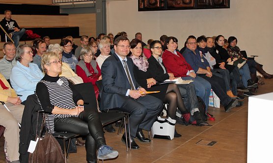 Im Zentrum der Aufmerksamkeit - Behinderte Menschen (Foto: Karl-Heinz Herrmann) Im Zentrum der Aufmerksamkeit - Behinderte Menschen (Foto: Karl-Heinz Herrmann)