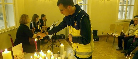 Ein Kerzenlicht f&uuml;r jedes Opfer. 40 insgesamt an der Zahl. (Foto: Kurt Frank)