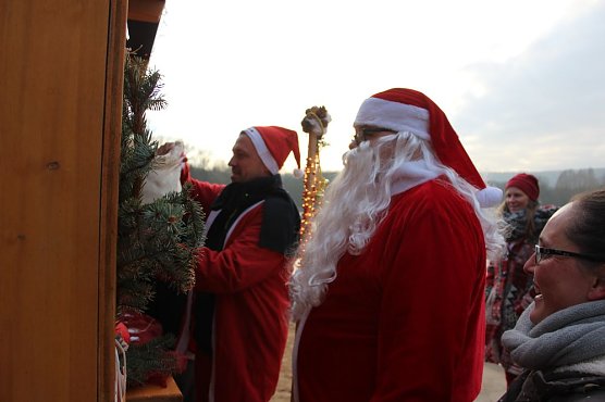 4. Weihnachtsmarkt am Bebraer Teich (Foto: Karl-Heinz Herrmann) 4. Weihnachtsmarkt am Bebraer Teich (Foto: Karl-Heinz Herrmann)