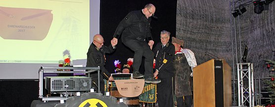 Ehrenarschleder zwei Mal verliehen. (Foto: Karl-Heinz Herrmann) Ehrenarschleder zwei Mal verliehen. (Foto: Karl-Heinz Herrmann)