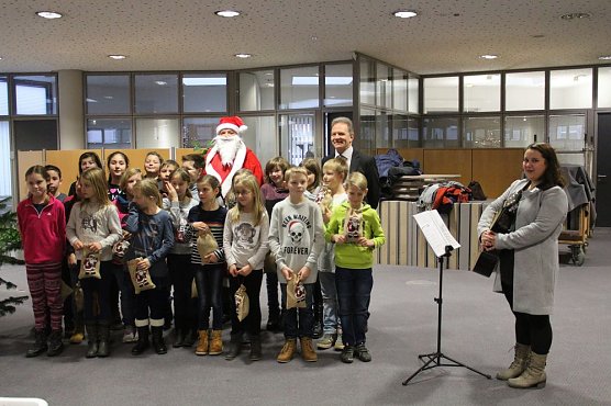 Weihnachtsmann besuchte Sparkasse (Foto: Karl-Heinz Herrmann) Weihnachtsmann besuchte Sparkasse (Foto: Karl-Heinz Herrmann)