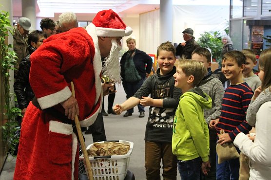 Weihnachtsmann besuchte Sparkasse (Foto: Karl-Heinz Herrmann) Weihnachtsmann besuchte Sparkasse (Foto: Karl-Heinz Herrmann)