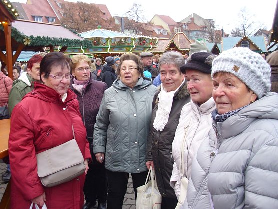 WB 4 Senioren und G&auml;ste auf Erfurter Weihnachtsmarkt (Foto: Thomas Leipold)