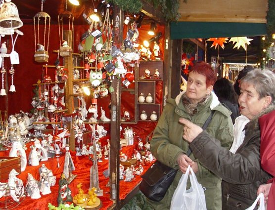 WB 4 Senioren und G&auml;ste auf Erfurter Weihnachtsmarkt (Foto: Thomas Leipold)