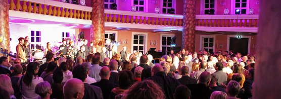 Stehende Ovationen im Achteckhaus (Foto: Karl-Heinz Herrmann)