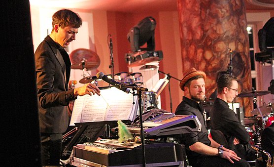 Stehende Ovationen im Achteckhaus (Foto: Karl-Heinz Herrmann)