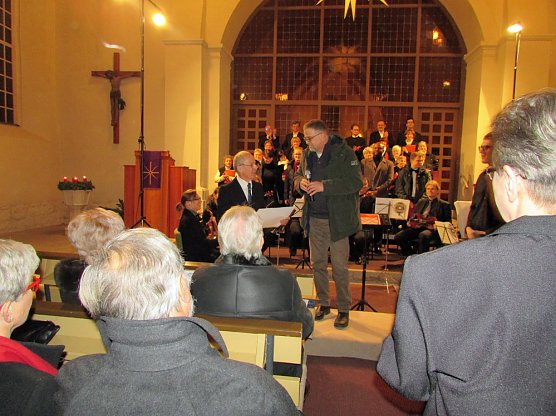 Arterner Heimatverein ARATORA &uuml;berreichte Orgel-Spende (Foto: Andreas Schm&ouml;lling)