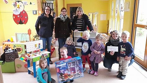 "Reinsdorfer Zwergenmarkt-Team bringt Kinderaugen zum leuchten" (Foto: Team vom Zwergenmarkt) "Reinsdorfer Zwergenmarkt-Team bringt Kinderaugen zum leuchten" (Foto: Team vom Zwergenmarkt)