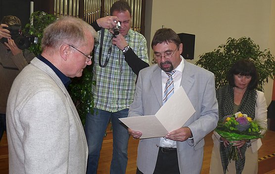Ehrengabe an Dr surup (Foto: Karl-Heinz Herrmann)