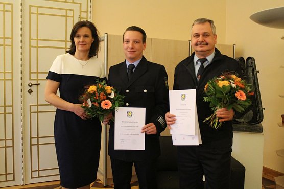 Staffelstab&uuml;bergabe beim Kreisbrandinspektor (Foto: Karl-Heinz Herrmann)