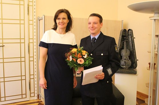 Staffelstab&uuml;bergabe beim Kreisbrandinspektor (Foto: Karl-Heinz Herrmann)