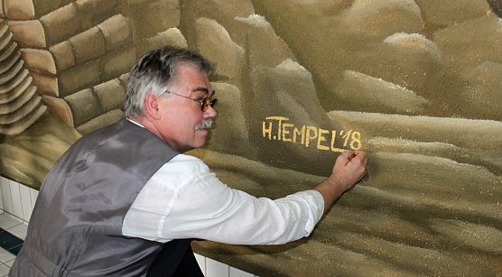 Letzte Pinselstriche (Foto: Karl-Heinz Herrmann)
